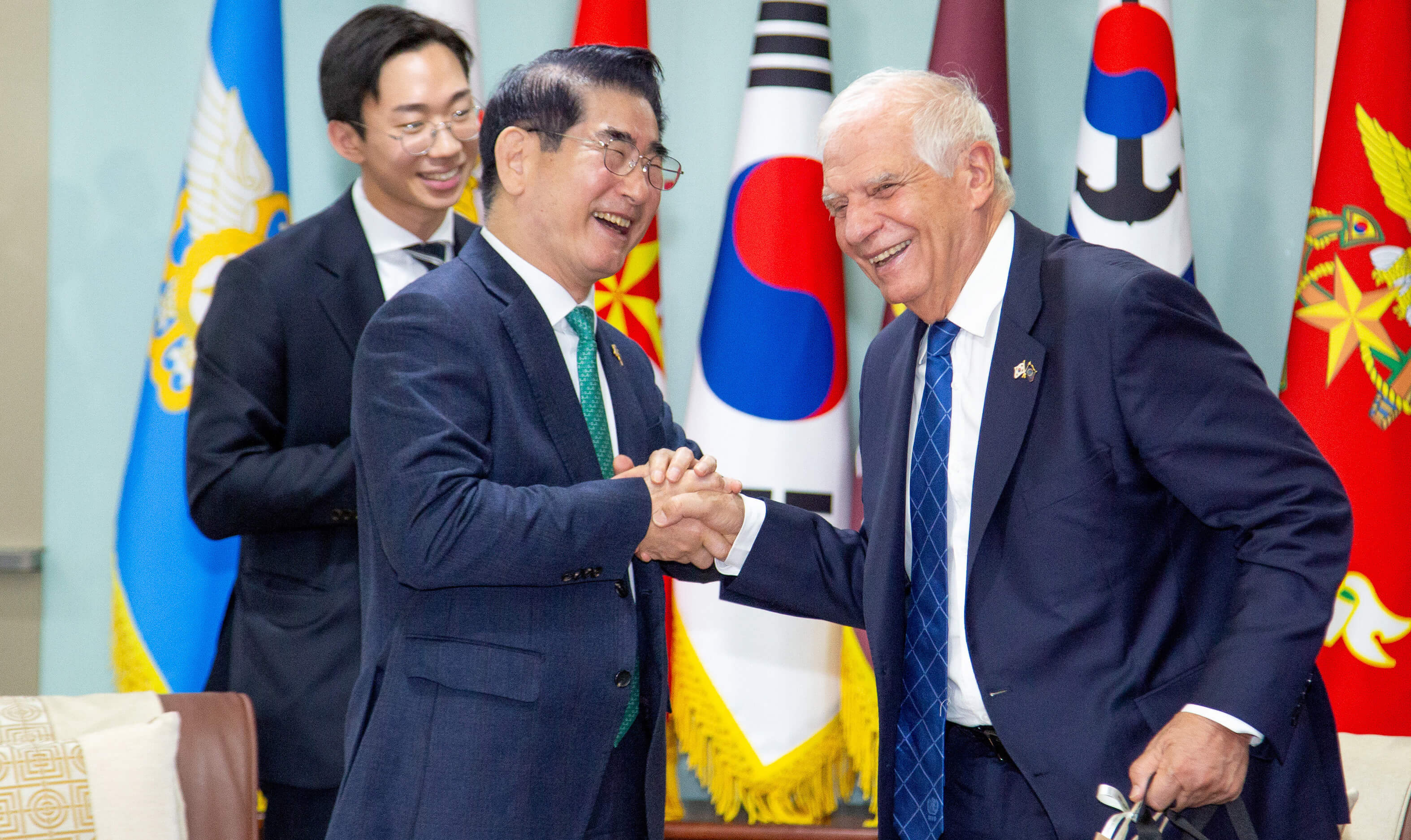 Kim Yong Hyun, Josep Borrell